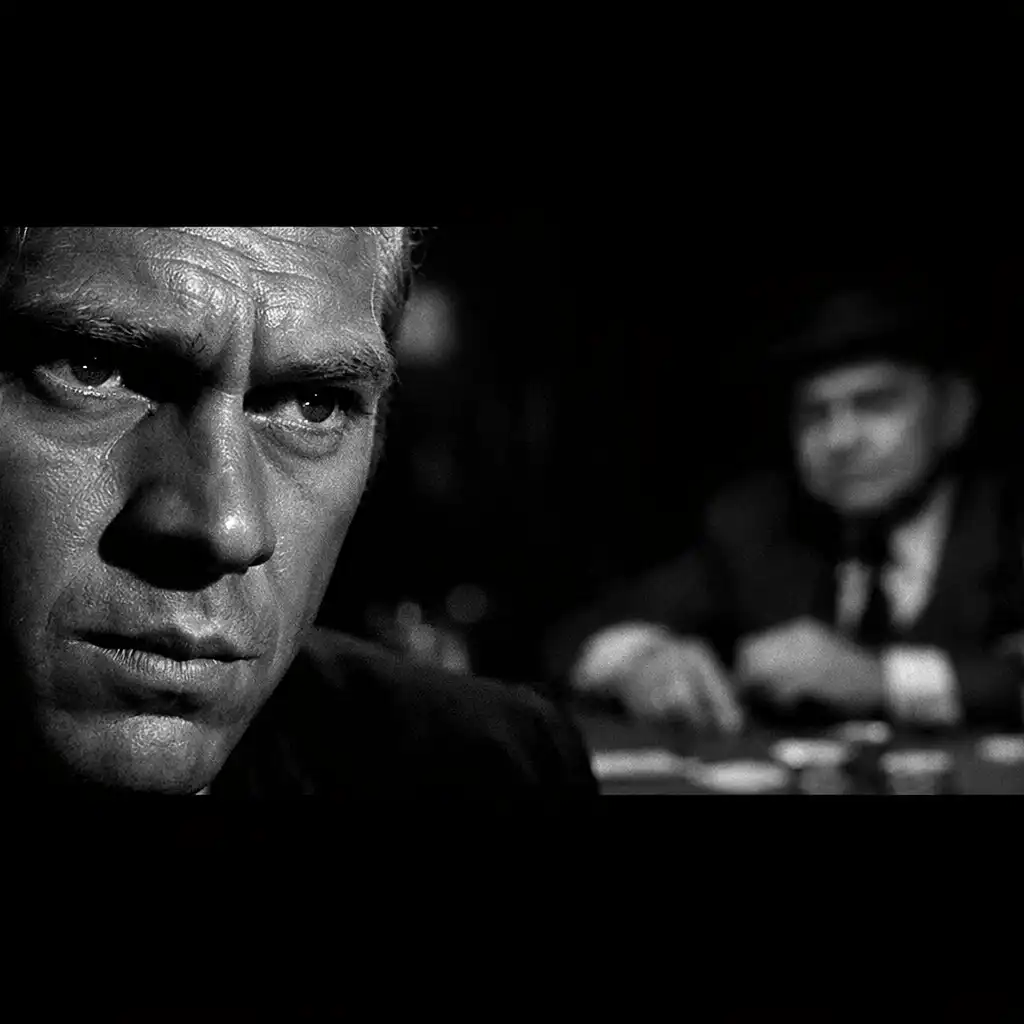 Finałowa scena Cincinnati Kid: zbliżenie na twarz Steve'a McQueena, w tle rozmyty stół pokerowy